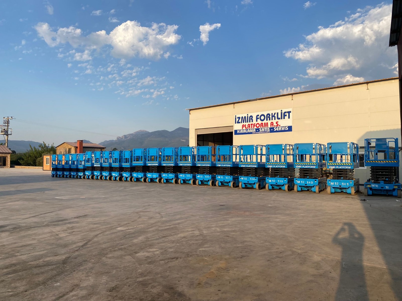 2023 MODEL SINOBOOM MARKA 45 ADET MAKASLI MANL�FT S�PAR���M�Z F�LOMUZA KATILMI�TIR.